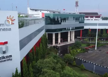 Penyerahan SK Penggabungan Institut Teknologi Telkom Surabaya dengan Telkom University