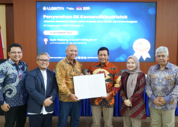 Penyerahan SK Penggabungan Institut Teknologi Telkom Surabaya dengan Telkom University