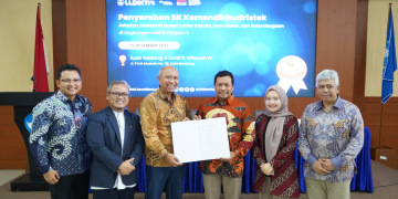 Penyerahan SK Penggabungan Institut Teknologi Telkom Surabaya dengan Telkom University